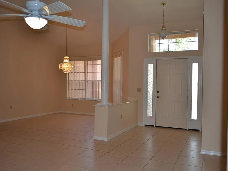 318 W Hillmoor Ln — Photo 3