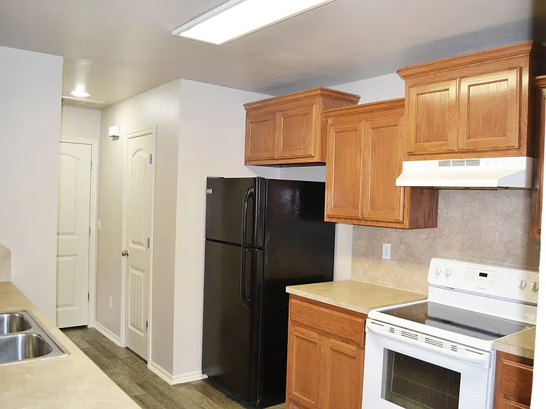 Sydney Court Townhomes — Photo 24