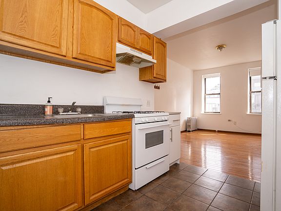 4th image of 59 Ten Eyck St #3RZ