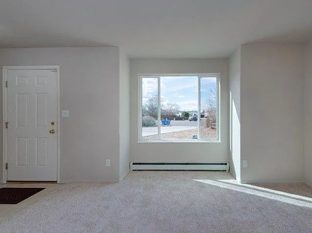 694 Bayberry Ct — Photo 3