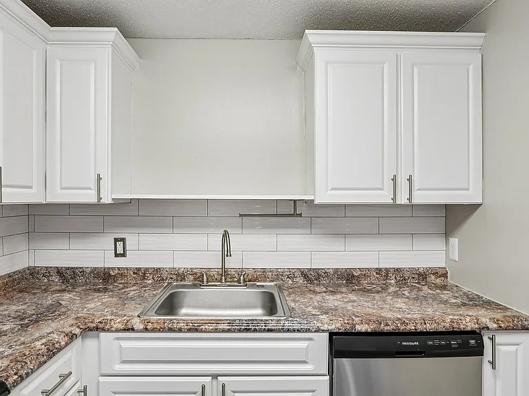 28-web-or-mls-135 Elm St 84-S0412-009