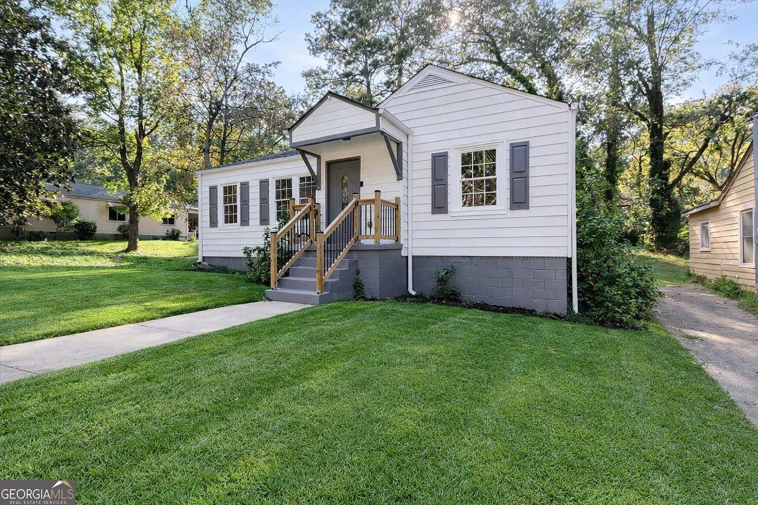 1347 Westmont Rd SW photo 1