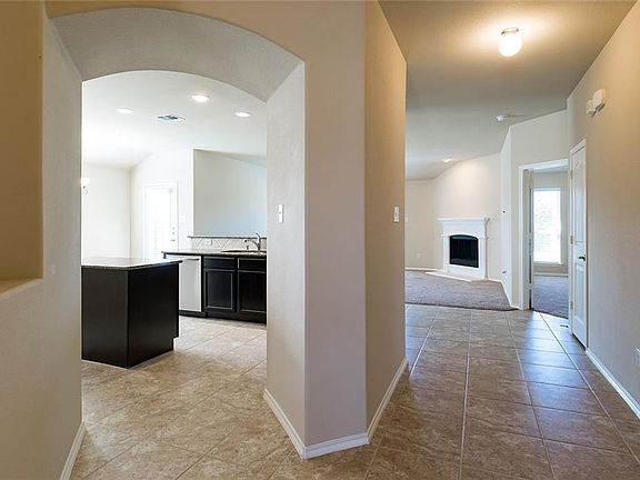 5th image of 800 English Ivy Dr