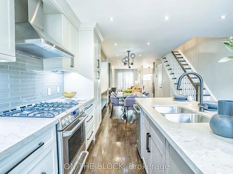 49 Leslie St — Photo 2