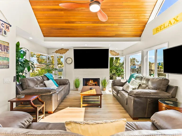 2698 Mission Blvd — Photo 3