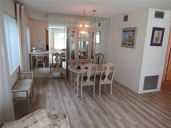4th image of 2428 Columbia Dr APT 2