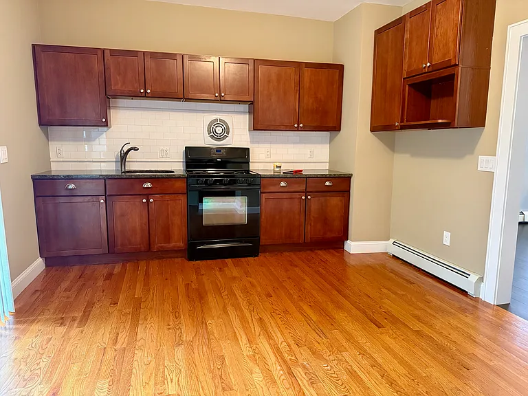 59 Laurel Ave #1R — Photo 4