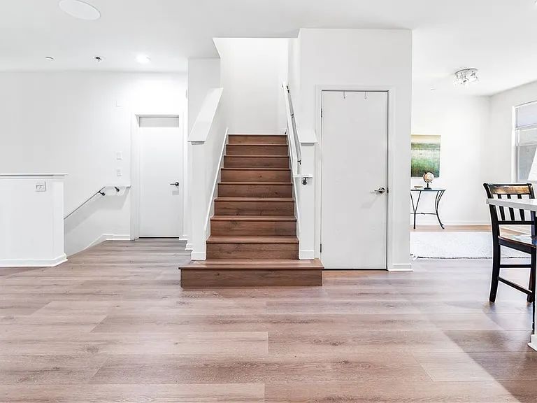664 Colorado Cir — Photo 16