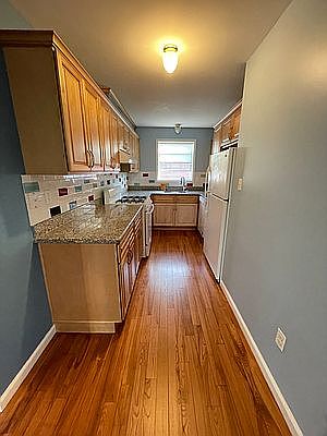 4th image of 437 Clifton Ave Floor 1