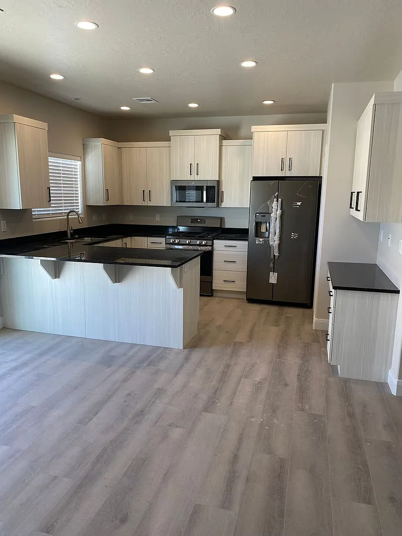 Beautiful upgraded end unit! 3 bedroom, 2.5 bathroom townhome in Cedar City! — Photo 4