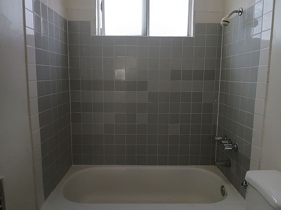 4th image of 421 S Manhattan Pl APT 3