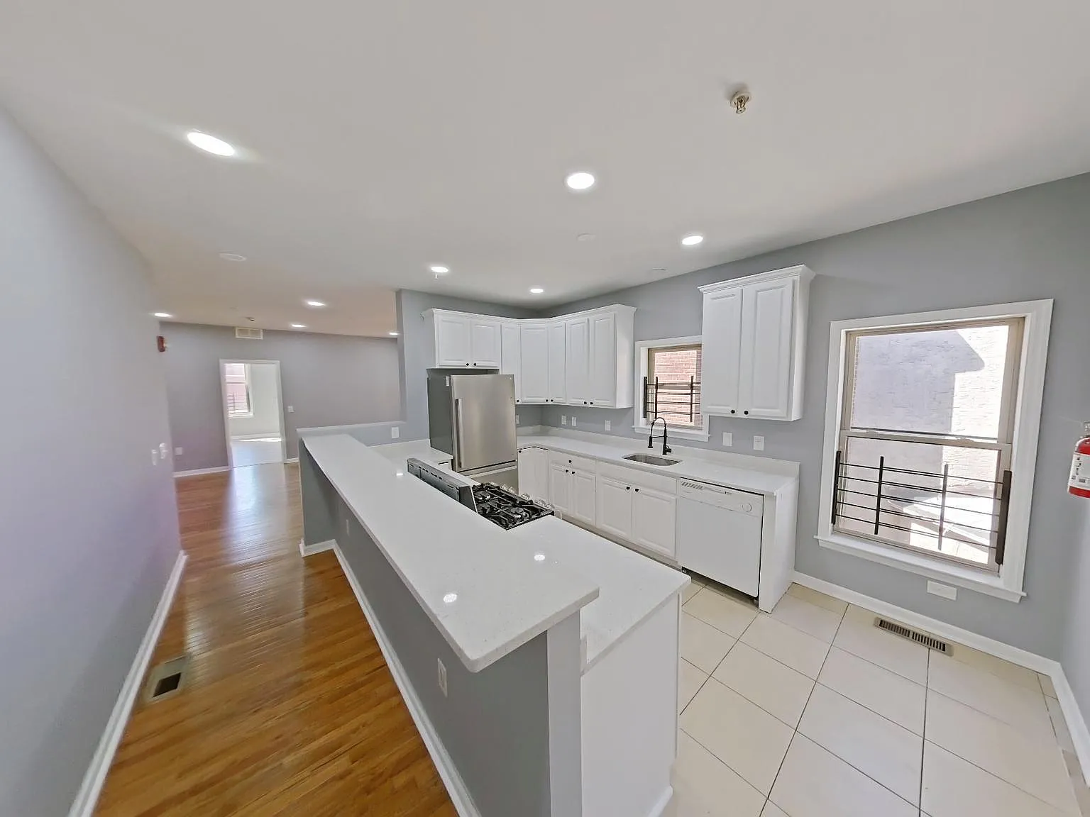 3 bed, 1.0 bath, 4530 sqft, $1,500 — Photo 4