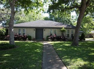 510 Williamsburg Cir, Friendswood, TX 77546