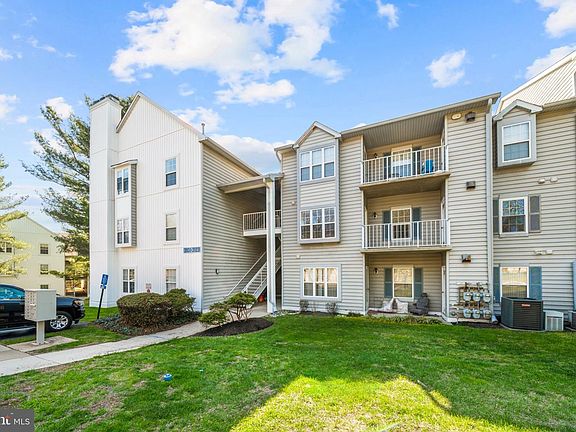 3rd image of 3111 Charing Cros Unit 36