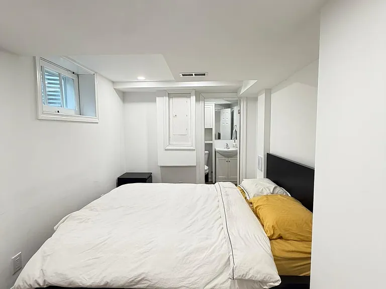 6 Woodvale Cres #LOWER — Photo 14