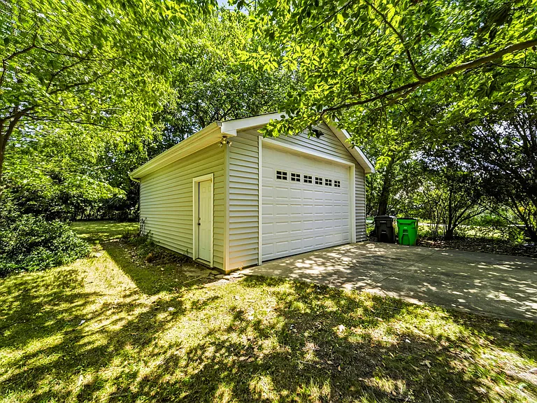 1307 Summit Dr — Photo 28