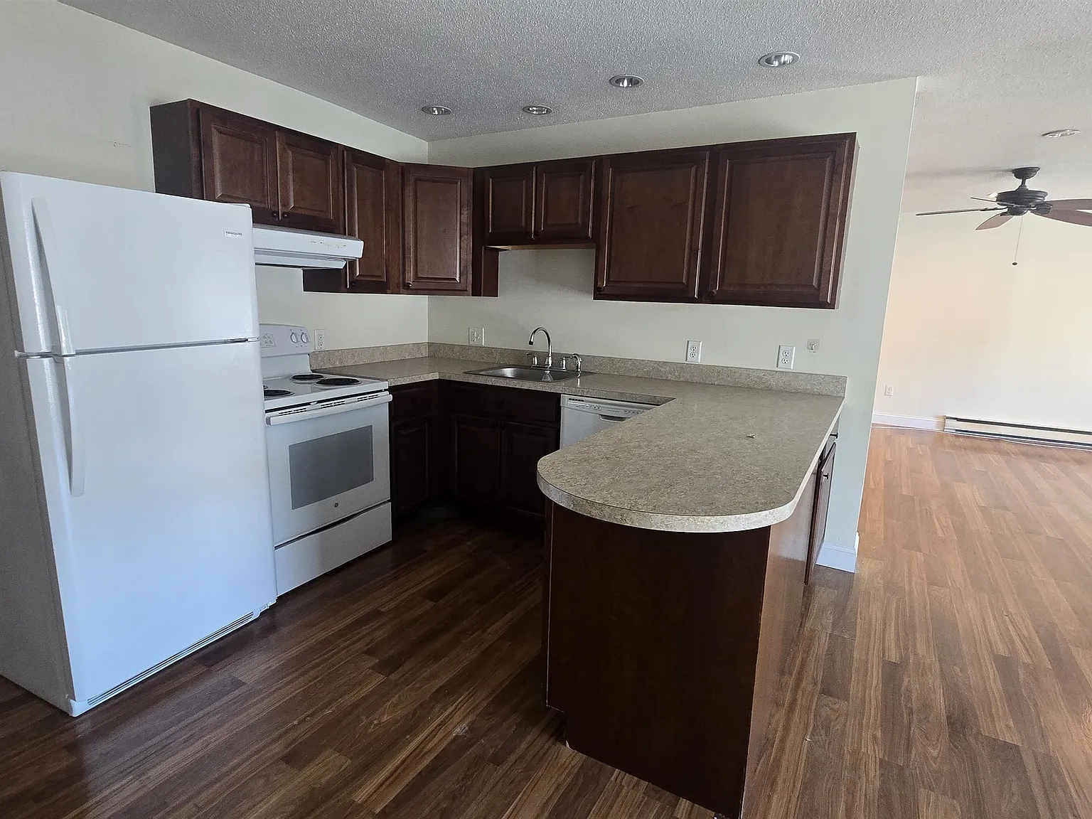 2 bed, 2.0 bath, 750 sqft, $2,200 — Photo 2