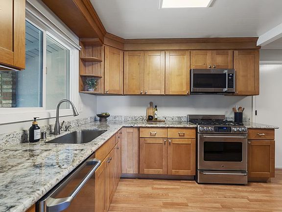 3rd image of 366 Alexander Ave