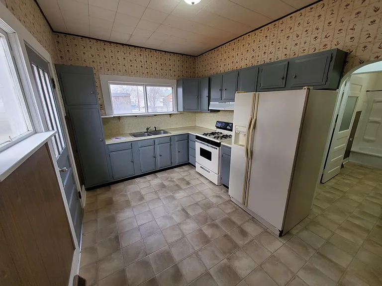 126 S Bernard St — Photo 16