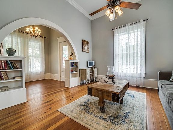 4th image of 501 W Pecan St