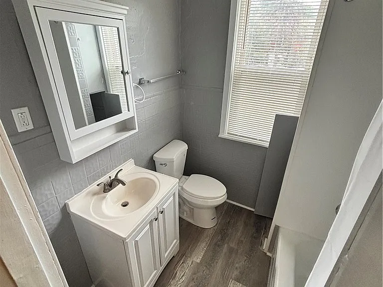 247 Rochelle St — Photo 13