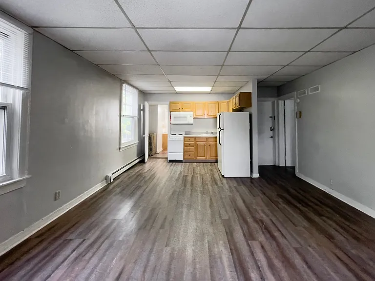 Preleasing For August! Close To Campus — Photo 10
