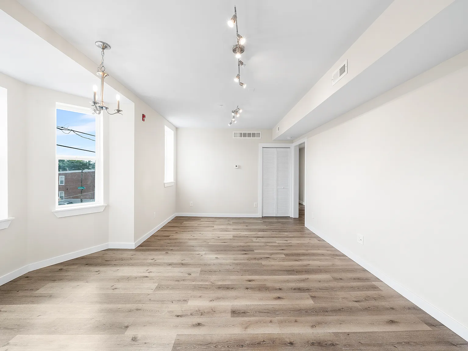 3 bed, 1200 sqft, $2,100 — Photo 3