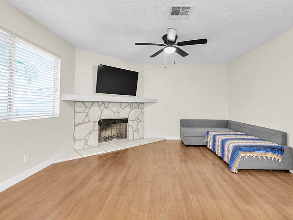 4th image of 924 Falconhead Ln #A