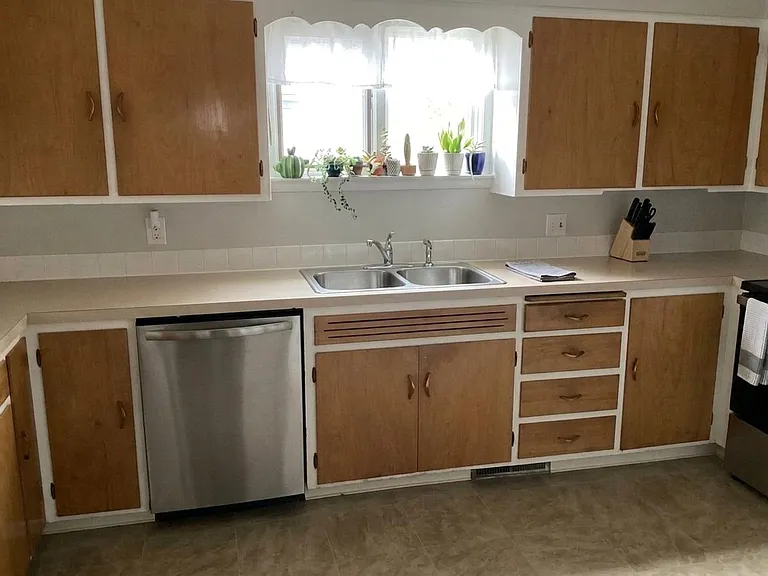 931 W Oak St — Photo 3