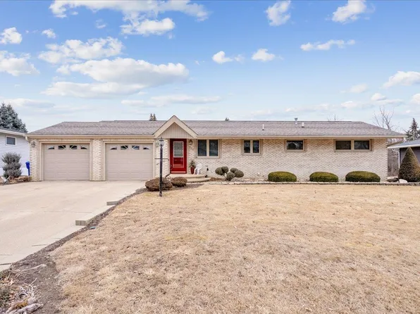 911 1st St NE, Oelwein, IA 50662