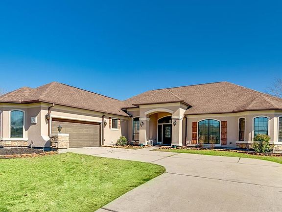 Enjoy this excellent location close to the country club, pool and yacht club. Perfect location to view the fireworks on holidays.