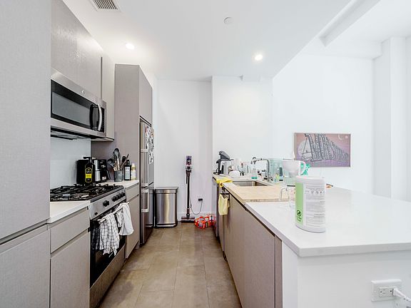 4th image of 321 W 37th St Ph G