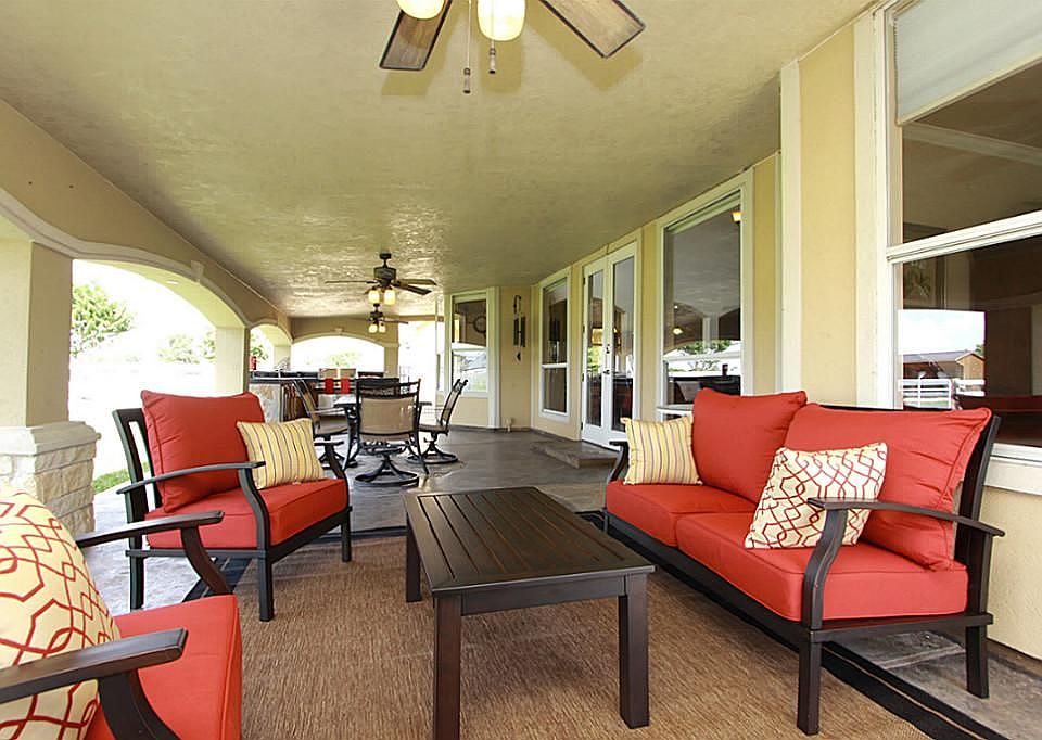 Covered back patio w/kithcen