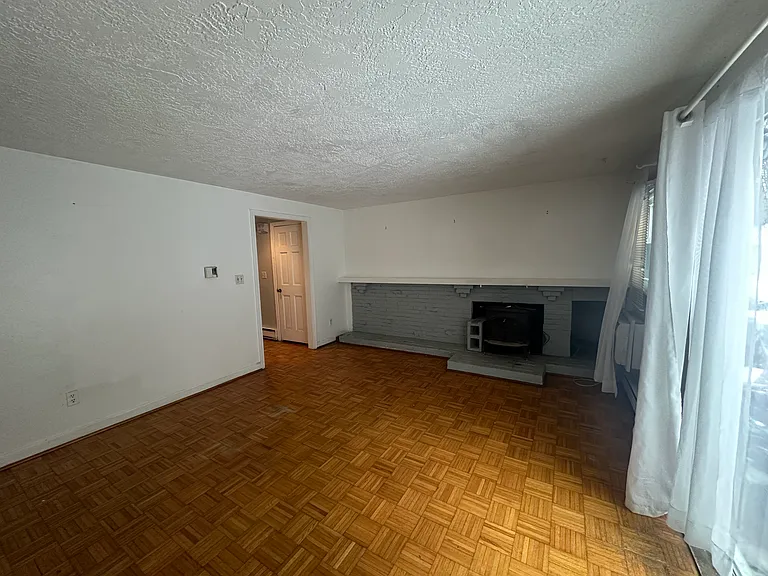 87 Phelps St — Photo 2