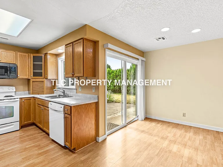 2199 Devos St — Photo 10