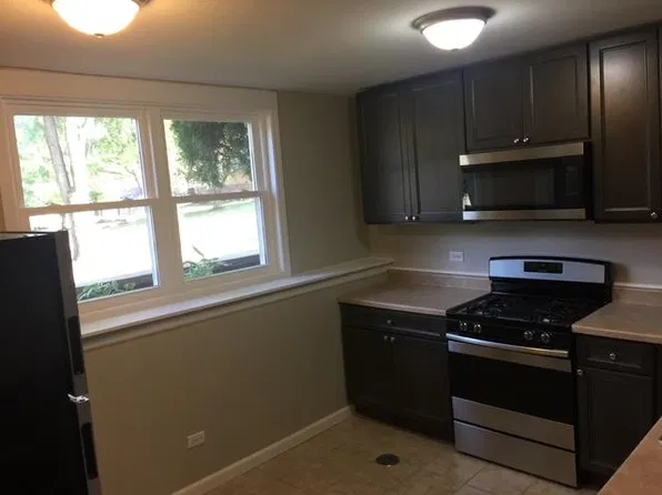 401 Monroe St APT A, Oswego, IL 60543