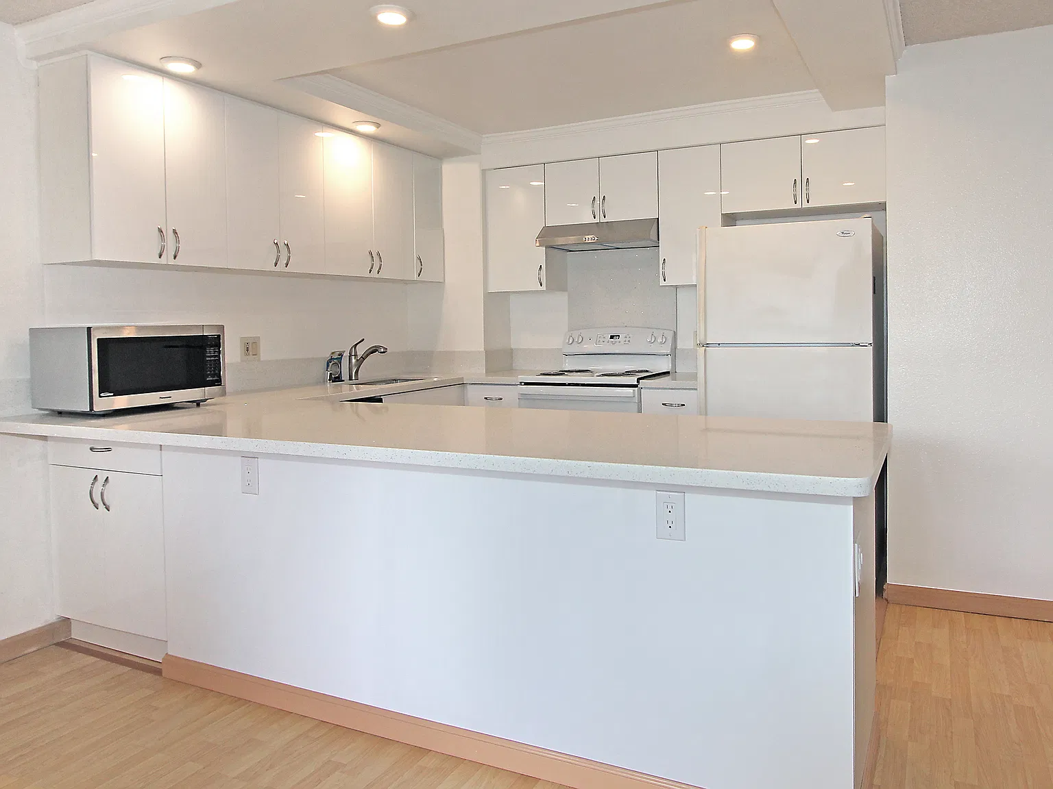 2 bed, 888 sqft, $2,850 — Photo 2