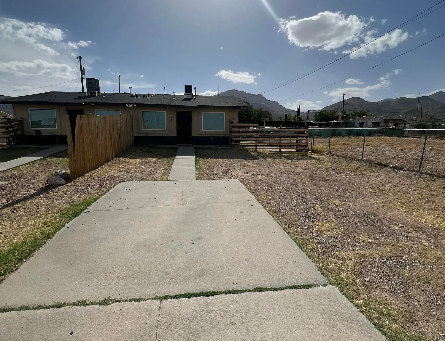 3 bed, 1.0 bath, 814 sqft, $1,300 — Photo 1