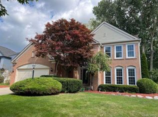 2127 Peachtree Ct, West Bloomfield, MI 48324