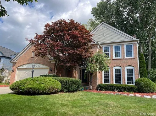 2127 Peachtree Ct, West Bloomfield, MI 48324