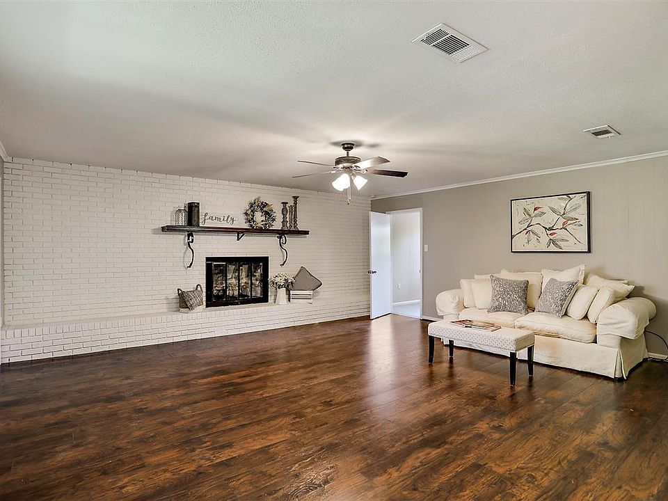 1st image of 229 W Pine Dr