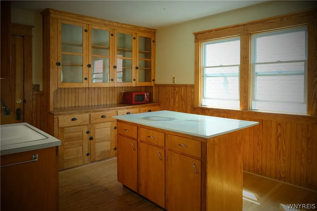 3 bed, 1.0 bath, 1055 sqft, $1,400 — Photo 3
