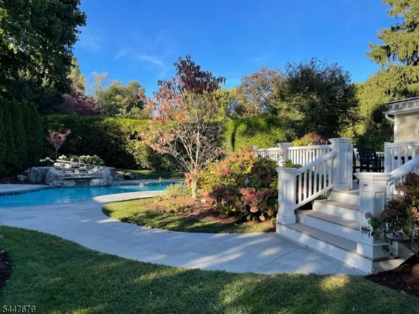 11 Briarwood Ct, Woodcliff Lake Boro, NJ 07677