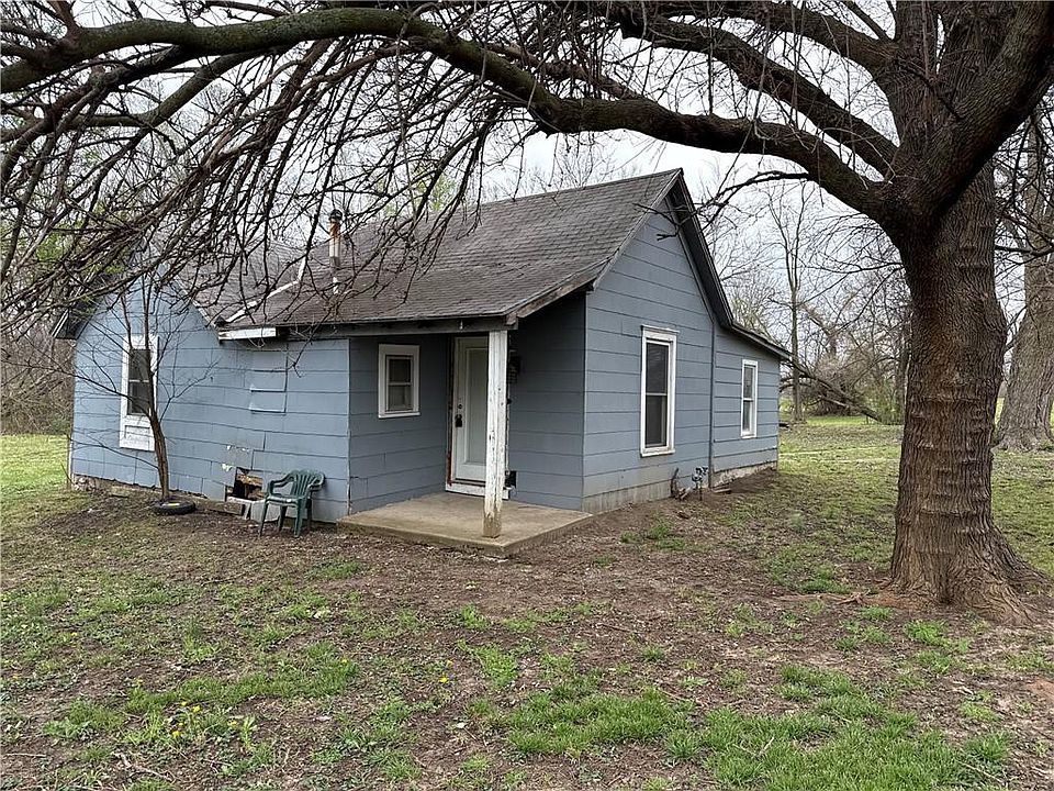 1st image of 301 E 5th St