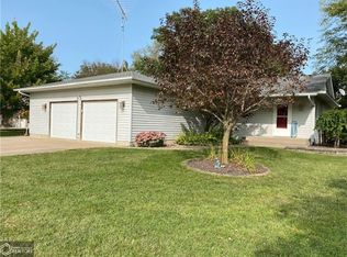 2094 Pin Oak Dr, Fort Madison, IA 52627