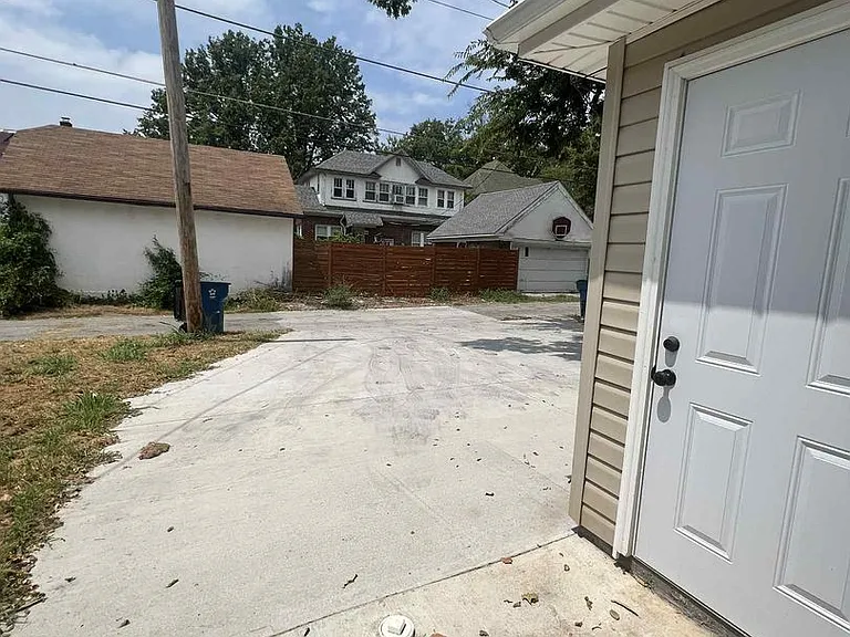 206-208 N Wall Ave — Photo 19