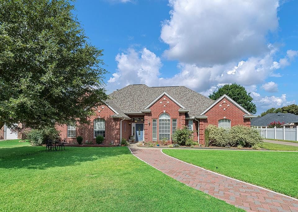 1st image of 17584 Country Club Dr
