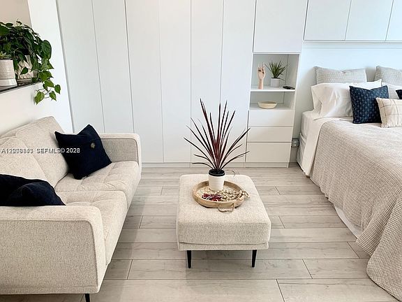 5th image of 335 Biscayne Blvd #1106