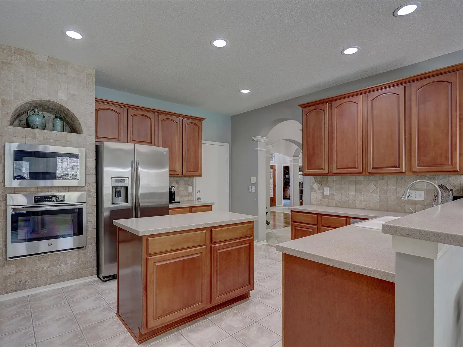 3 bed, 2.0 bath, 2445 sqft, $3,699 — Photo 4