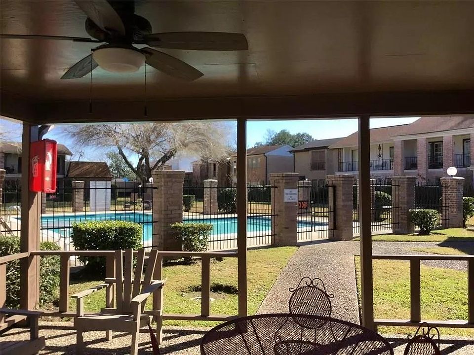 1st image of 1304 Town Cir #1